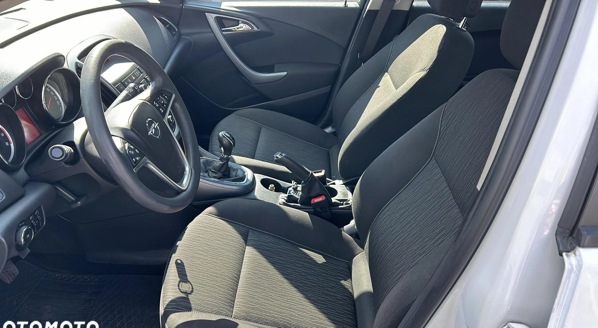 Opel Astra cena 25900 przebieg: 219214, rok produkcji 2012 z Żmigród małe 232